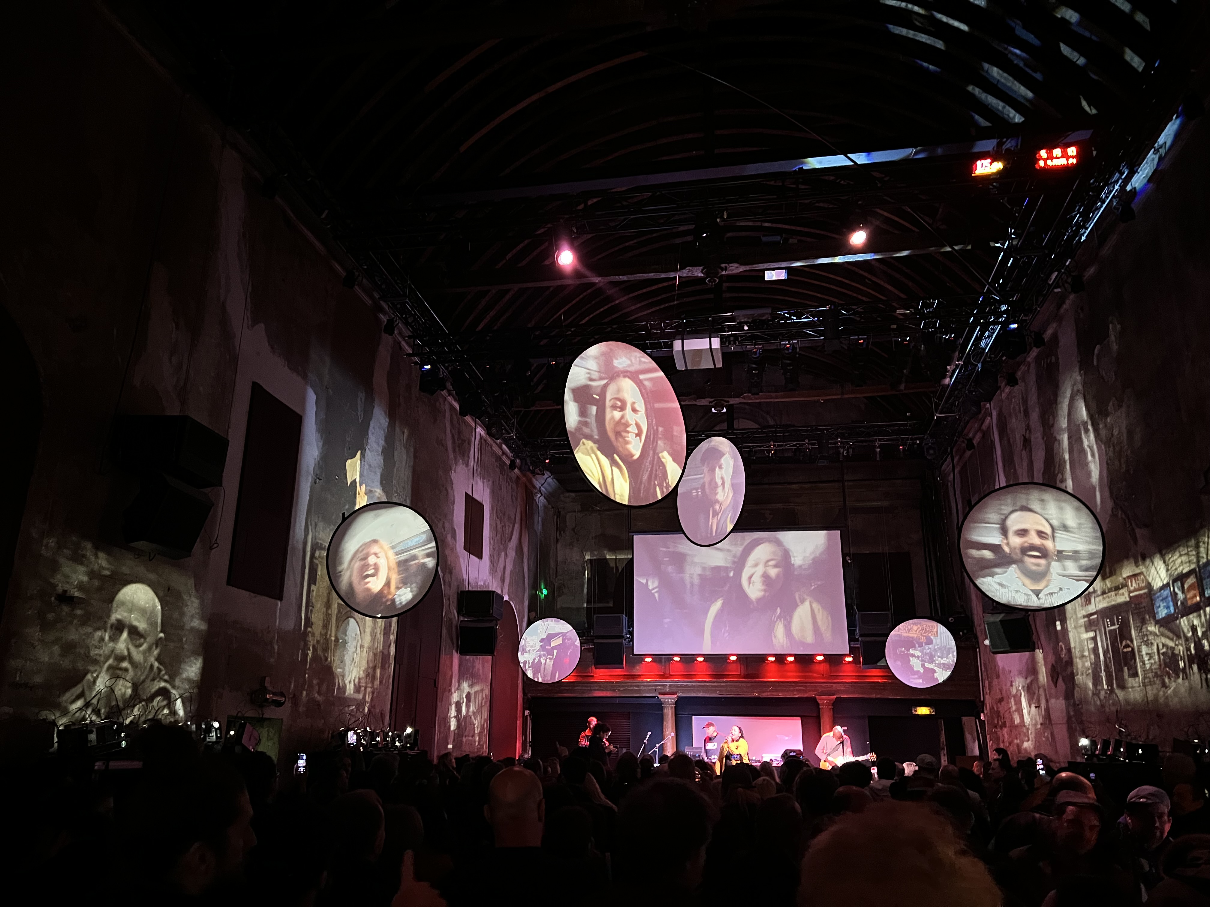 « 75010 en images », une installation super8 réalisé pour la « release party » de l’album « 75010 » de Philippe Cohen Solal, Chapelle des Récollets, Paris (2024).
